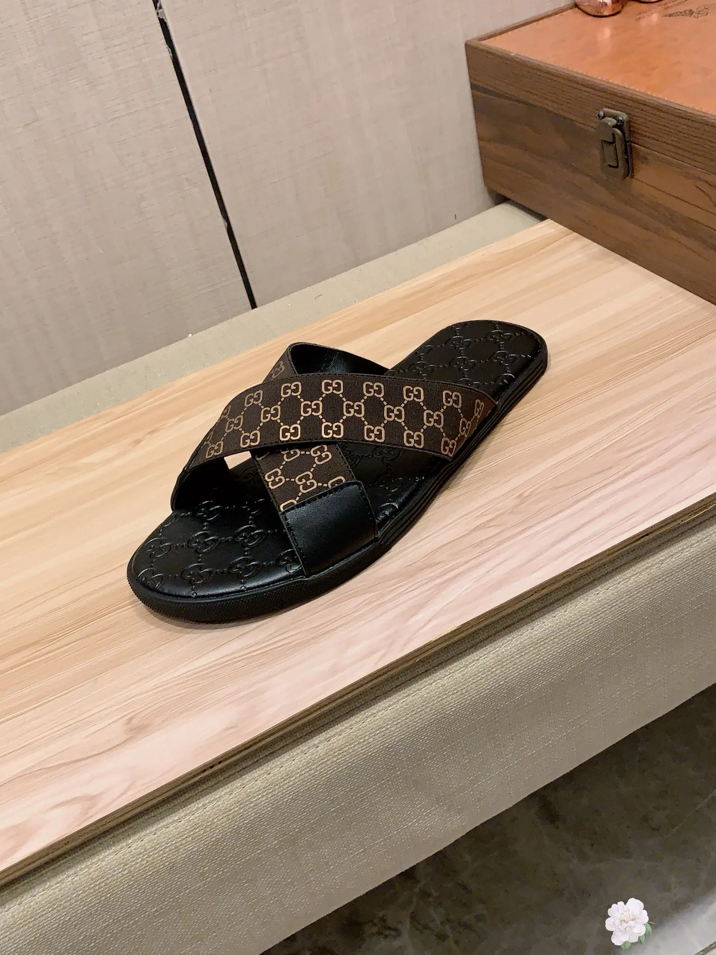 Slippers: New model: Factory price: 260💰💰🎩🎩🔥🔥《 Gucci* 》Series of slippers top purchasing agent🔍🔍Sold at the same time for men, original Italian imported webbing made of selected cowhide, exquisite workmanship,), sole: (super comfortable) original factory special sole, ⚠️exclusive double-layer movable molded sole super comfortable⚠️, real shot🎬the real thing is more beautiful🔍🔍266 regular code 38-44, can be ordered 45.